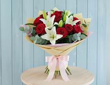 Букет цветов из:  Лилии и Розы в Молодежном Республики Крым