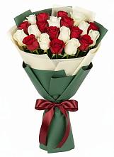 Букет Микс из красных и белых роз в Молодежном Республики Крым