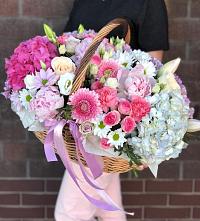 Цветочная композиция из Розы, Хризантемы, Пионы и Лизиантусы в корзине в Молодежном Республики Крым