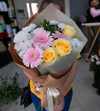 Букет цветов из:  Герберы, Розы и Хризантемы в Молодежном Республики Крым