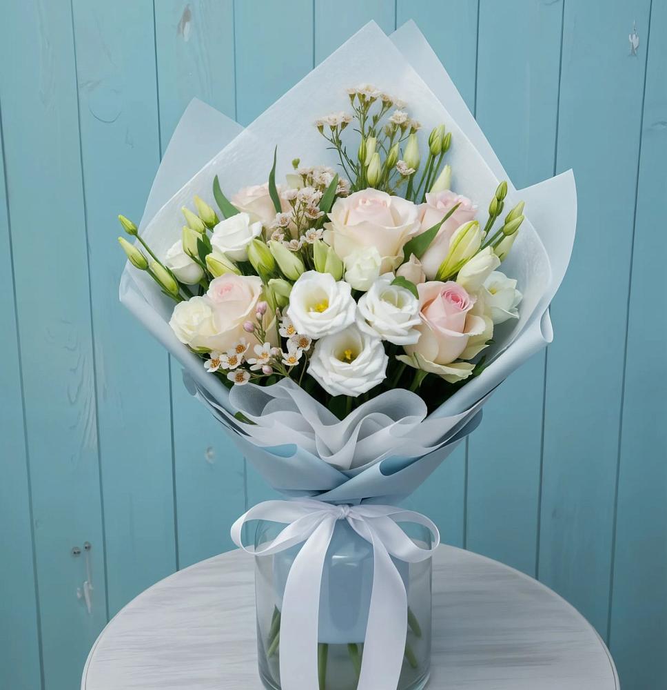 Букет цветов из: Розы и Лизиантусы в Молодежном Республики Крым