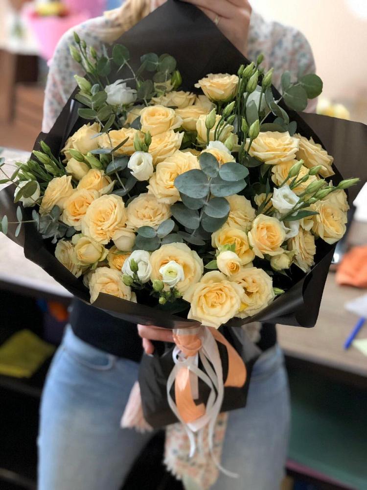 Букет цветов из: Розы и Лизиантусы в Молодежном Республики Крым