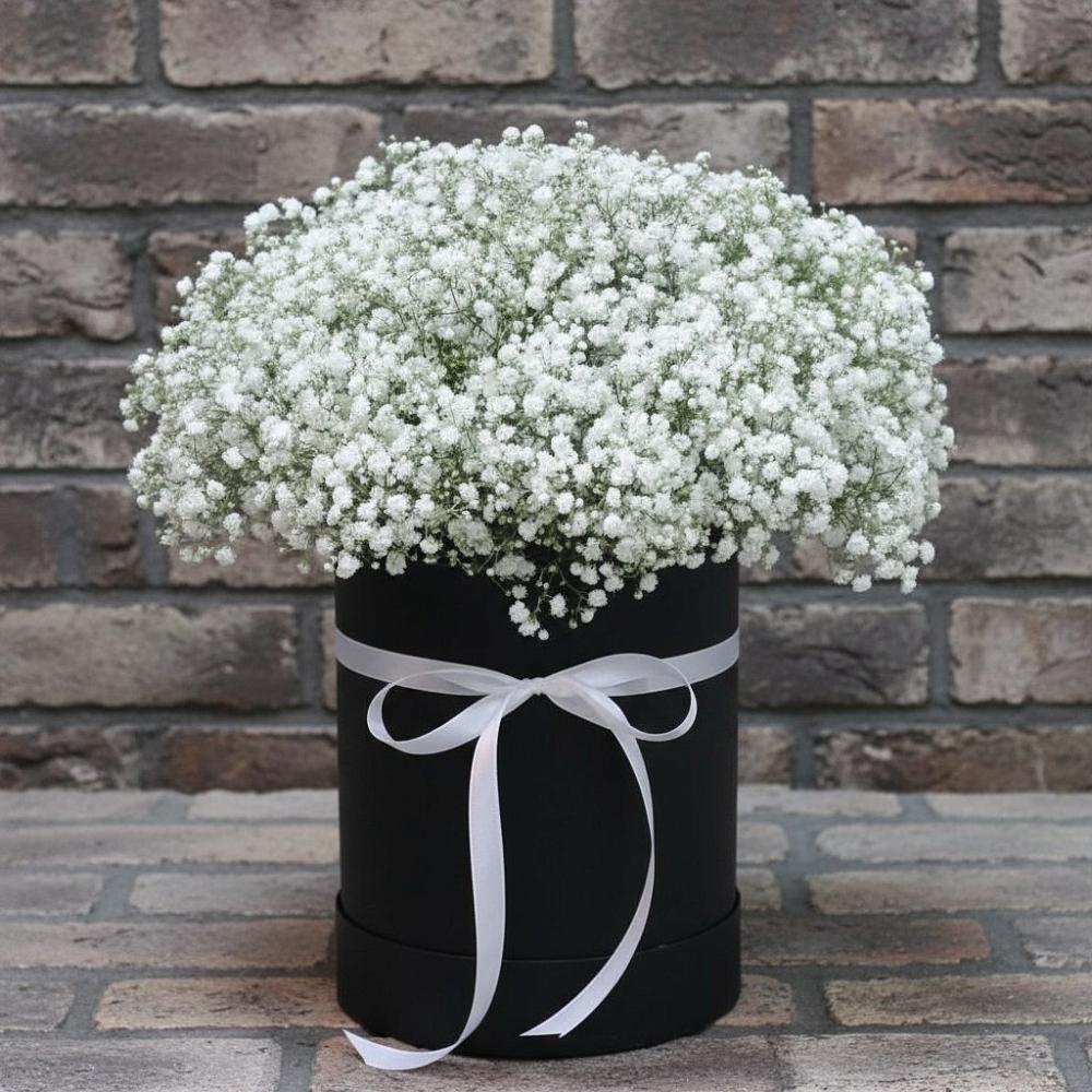 Цветочная композиция из Гипсофила в шляпной коробке в Молодежном Республики Крым