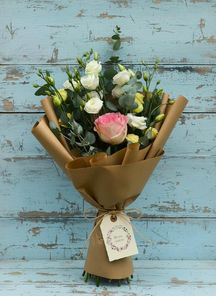 Букет цветов из: Розы и Лизиантусы в Молодежном Республики Крым