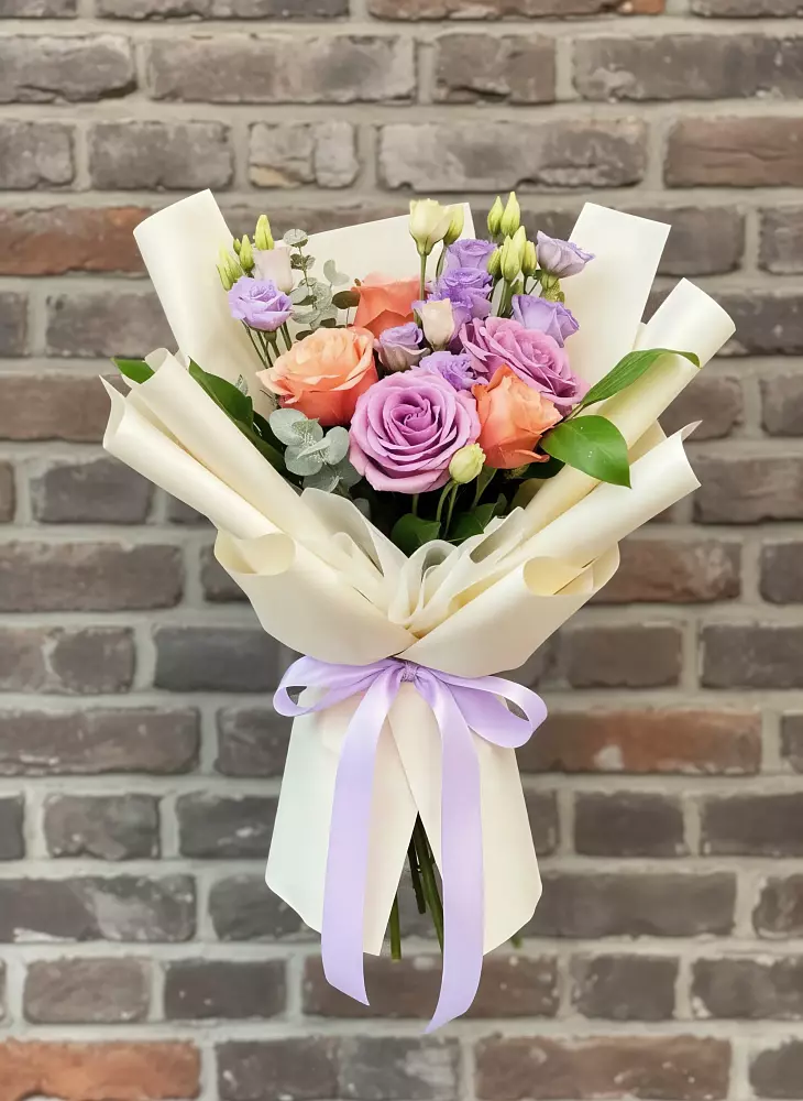 Букет цветов из: Лизиантусы и Розы в Молодежном Республики Крым