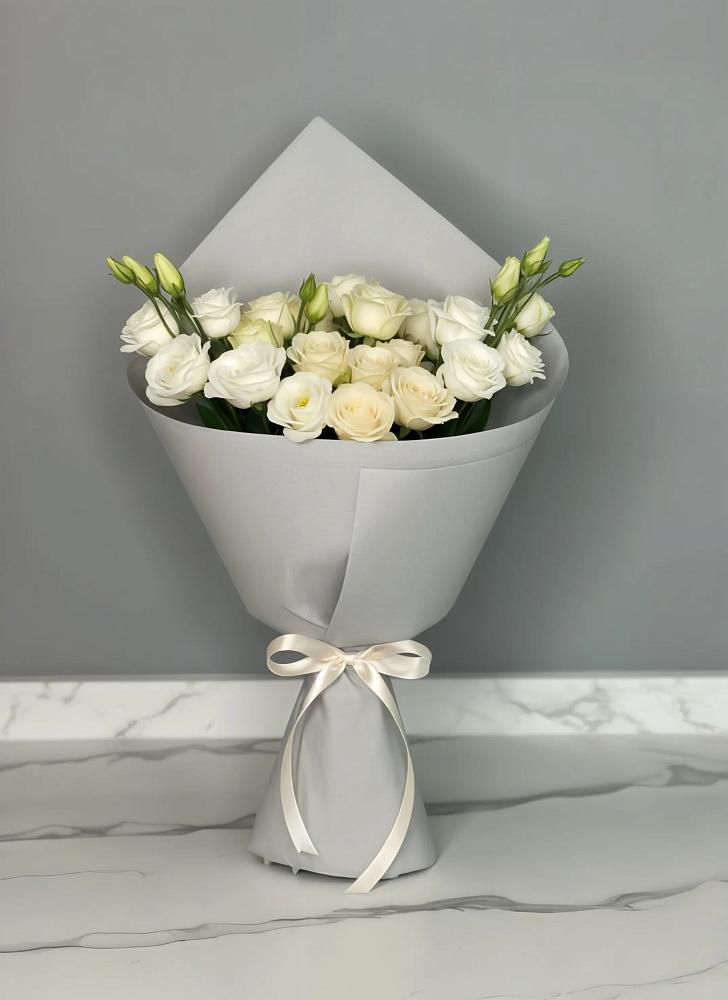 Букет цветов из: Розы и Лизиантусы в Молодежном Республики Крым