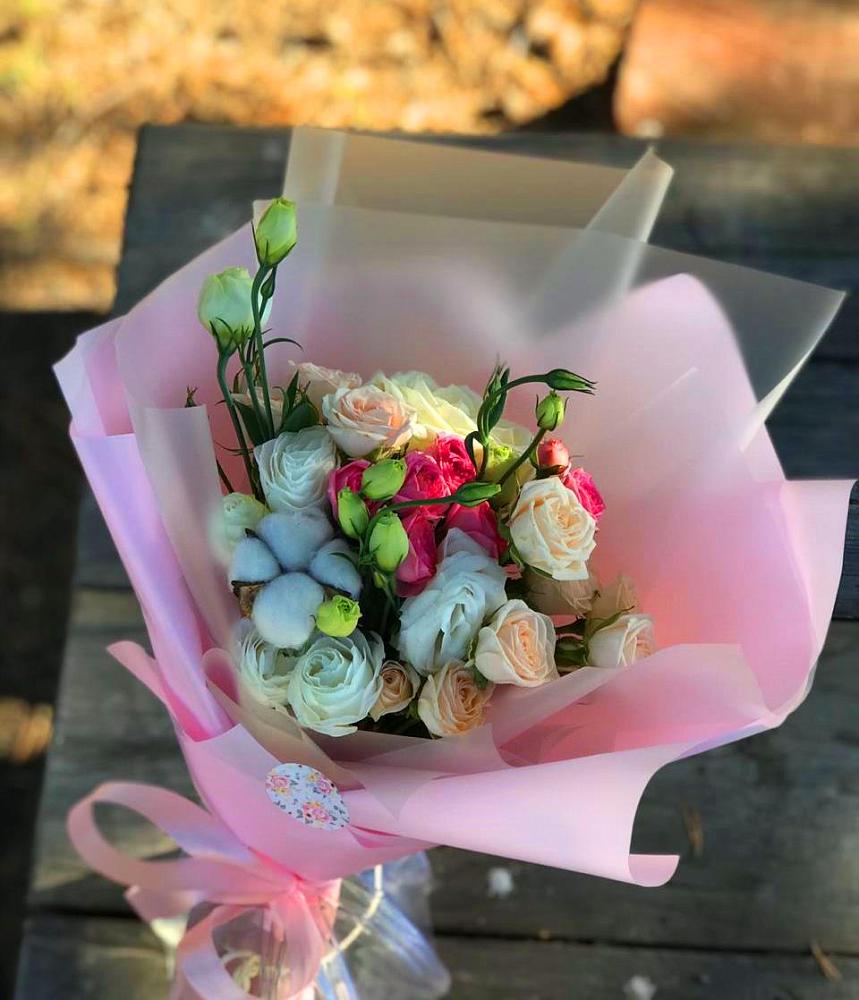 Букет цветов из: Розы и Лизиантусы в Молодежном Республики Крым