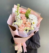 Букет цветов из:  Хризантемы и Розы в Молодежном Республики Крым