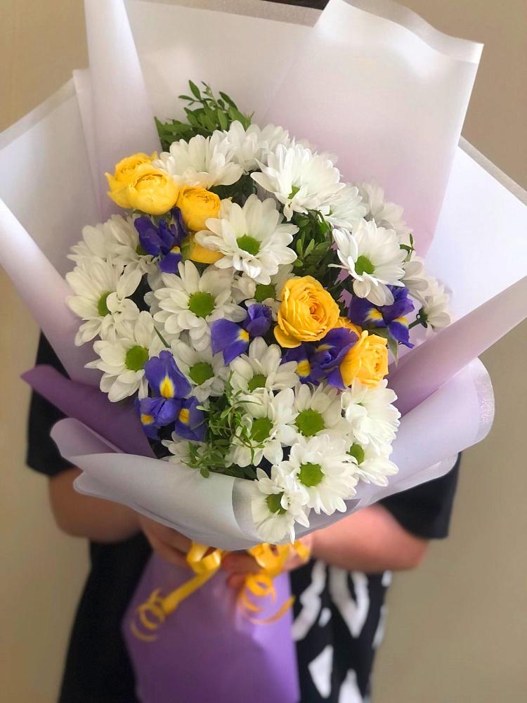 Букет цветов из: Ирисы, Хризантемы и Розы в Молодежном Республики Крым