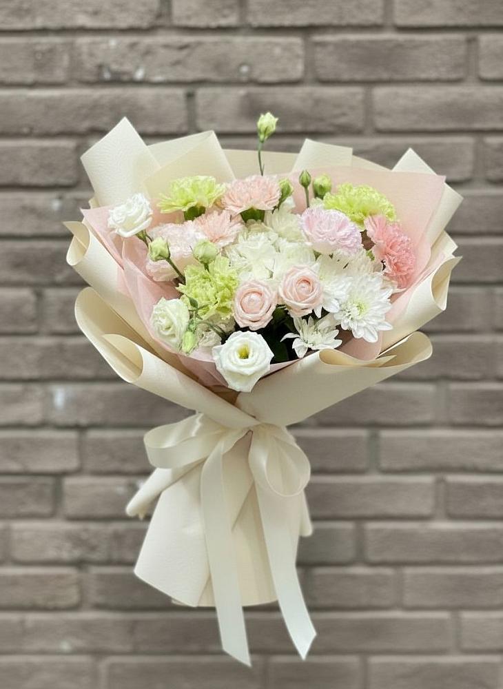 Букет цветов из: Гвоздики, Розы, Лизиантусы и Хризантемы в Молодежном Республики Крым