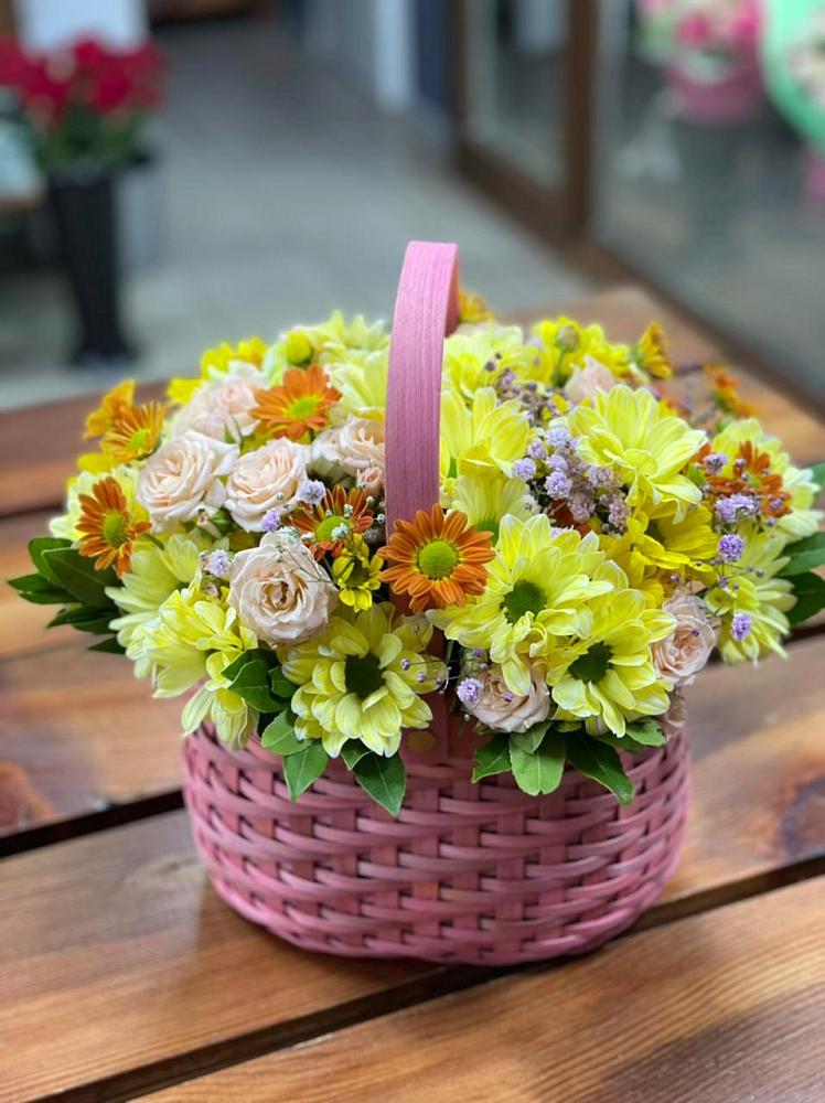 Цветочная композиция из Хризантемы и Розы в корзине в Молодежном Республики Крым
