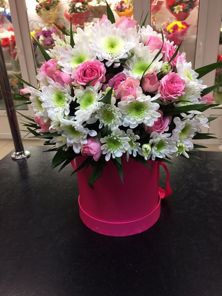 Цветочная композиция из Розы и Хризантемы в шляпной коробке в Молодежном Республики Крым