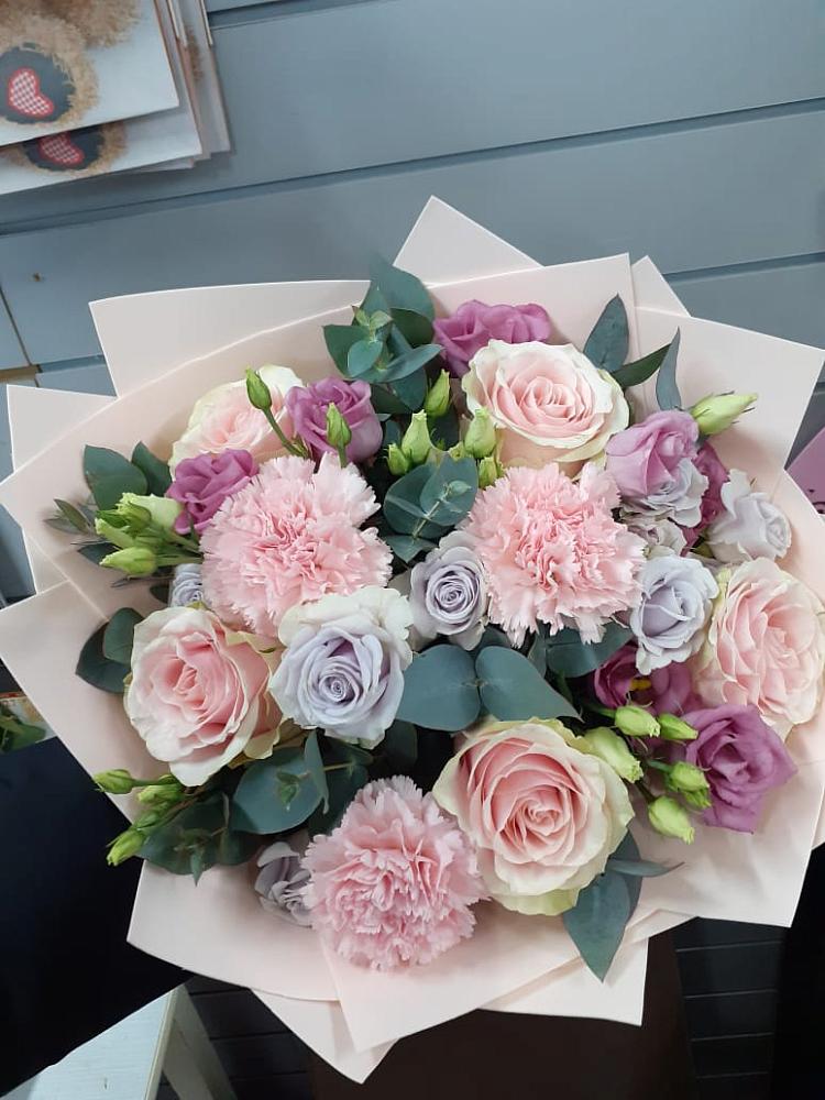 Букет цветов из: Розы, Гвоздики и Лизиантусы в Молодежном Республики Крым