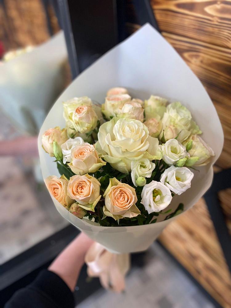 Букет цветов из: Розы и Лизиантусы в Молодежном Республики Крым