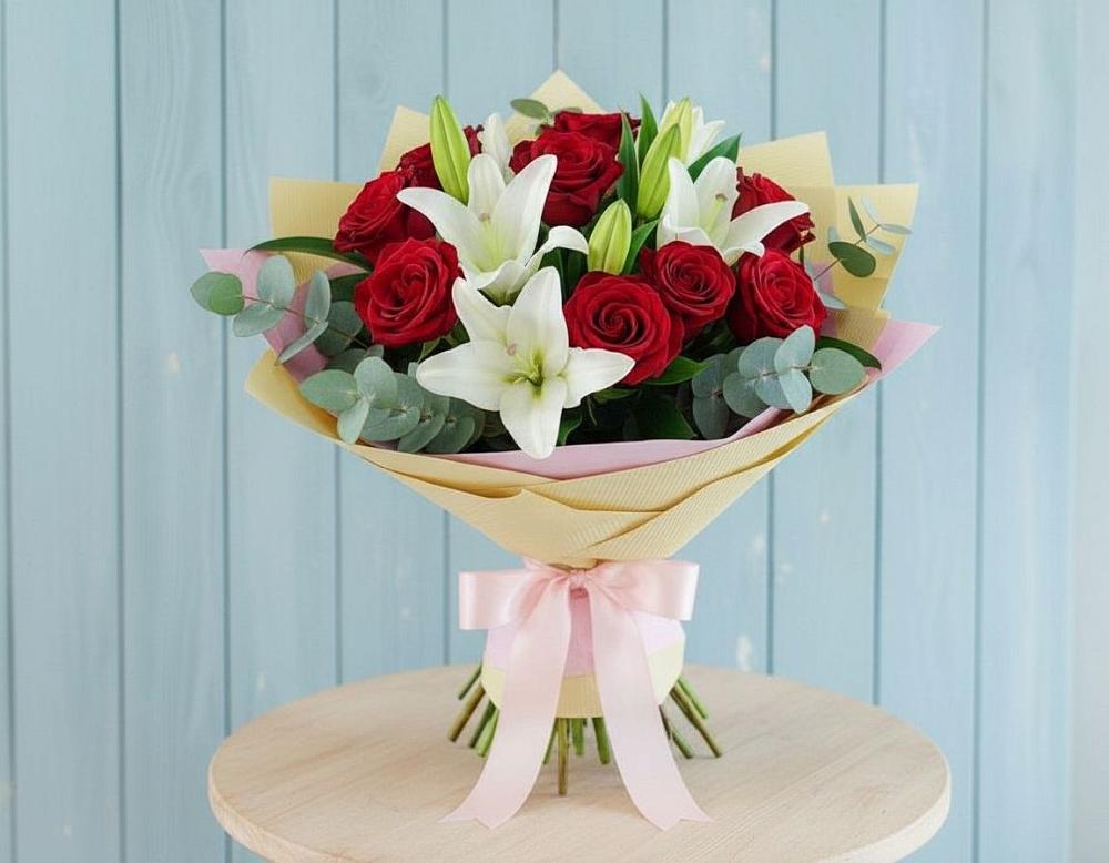 Букет цветов из: Лилии и Розы в Молодежном Республики Крым